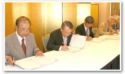 協定に署名する(左から)貞松征夫九州龍谷短大学長、福元裕二西九州大・西九州大学短大学部学長、高島忠平佐賀女子短大学長、長谷川照佐賀大学長、小島孝之放送大佐賀学習センター所長=神埼市の西九州大